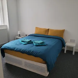 Holiday home Lovely 2-bed Fully Refurbished House In, London