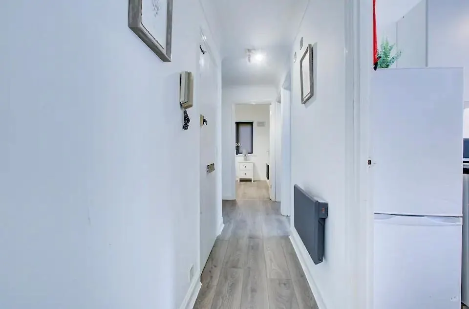 Spacious 2 Bedroom Apartment London